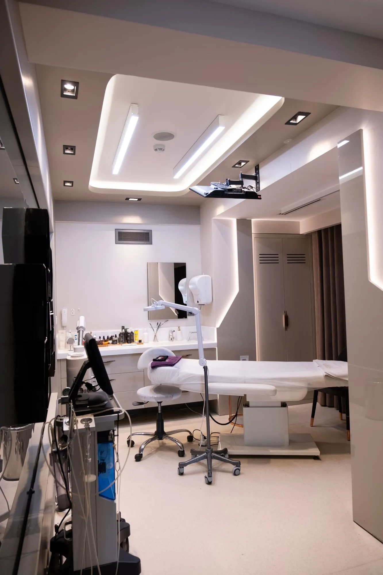 Modern clinic treatment room